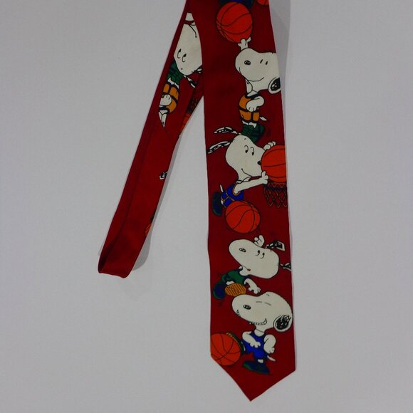 Peanuts Snoopy & Friends Tie Last Second Hero Basketball 100% Silk Necktie - Picture 1 of 6